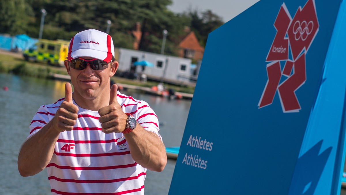 Adam Korol, Michał Jeliński, Marek Kolbowicz i Konrad Wasielewski rozpoczną w sobotę na akwenie Eton Dorney Lake walkę w obronie złotego medalu olimpijskiego w czwórkach podwójnych. Nie przystąpia jednak do zawodów w roli faworytów. - Zasady "bij mistrza" nie będzie, bo w ostatnich dwóch sezonach trudno naszą postawę określić jako mistrzowską - mówi Onetowi najbardziej doświadczony członek osady, Marek Kolbowicz.