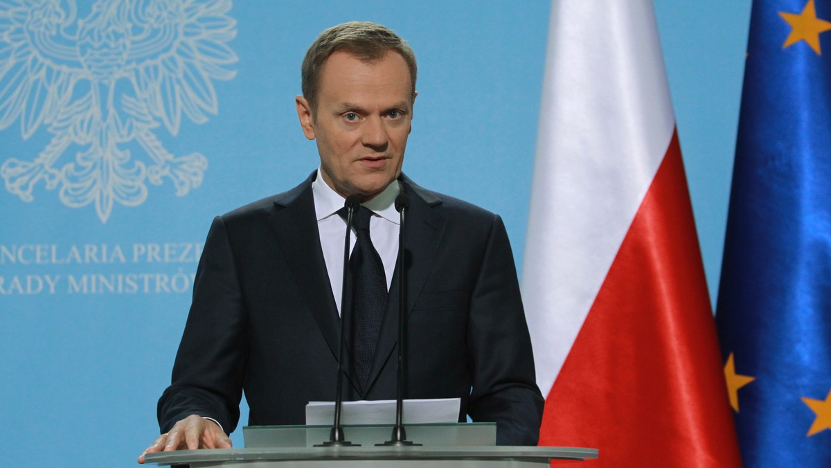 Premier Donald Tusk wyjaśnił dzisiaj podczas konferencji prasowej, że jego zdaniem z najnowszej ekspertyzy Instytutu Ekspertyz Sądowych im. J. Sehna "nie wynika jednoznaczna potrzeba wznowienia prac komisji Millera". - Badania komisji Millera to nie to samo co badania prokuratury. Zadaniem śledczych jest stwierdzenie odpowiedzialności i doprowadzenie do skazania winny - stwierdził zaznaczając, że komisja Millera miała "obowiązek tak pracować, żeby uzyskać najbardziej prawdopodobny obraz zdarzeń". - Żadna z konkluzji raportu nie została podważona - dodał .