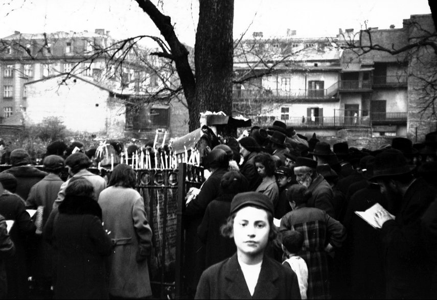 Społeczność żydowska międzywojennego Krakowa cmentarze odwiedzała w inne dni. Na zdjęciu widać uroczystości, które odbyły się w czasie święta Remu w 1932 roku. Źródło: NAC.