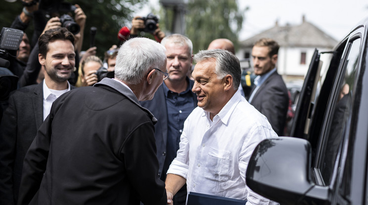 Balog Zoltán fogadta az érkező Orbán Viktort a Dobozy kúriánál /Fotó: MTI/Miniszterelnöki Sajtóiroda/Szecsődi Balázs