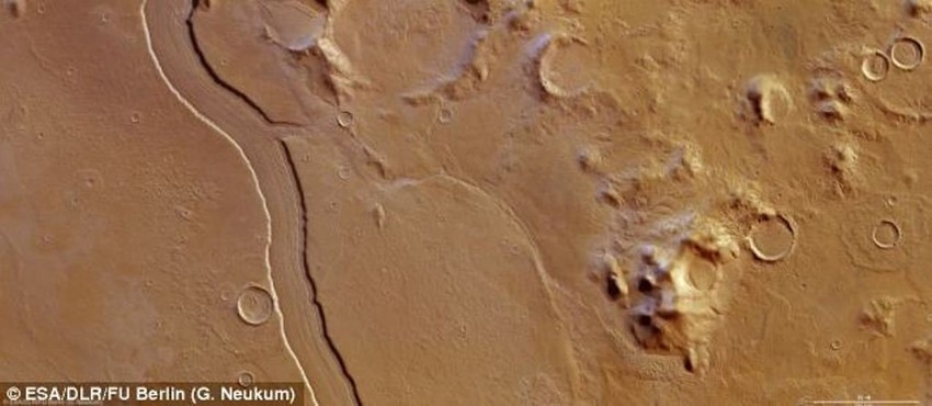 Kanal je širok oko 7km, a dubok oko 300 metara