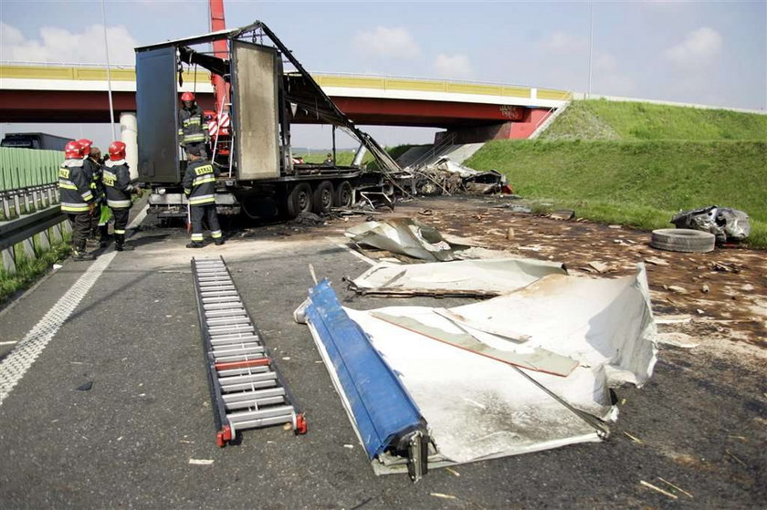 Płonący tir zablokował autostradę