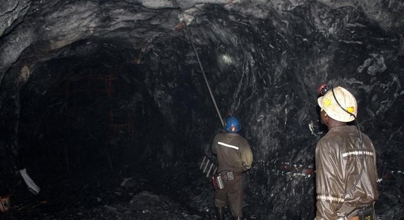 Mine workers are pictured at the Freda Rebecca gold mine in Bindura town February 7, 2015.   REUTERS/Philimon Bulawayo