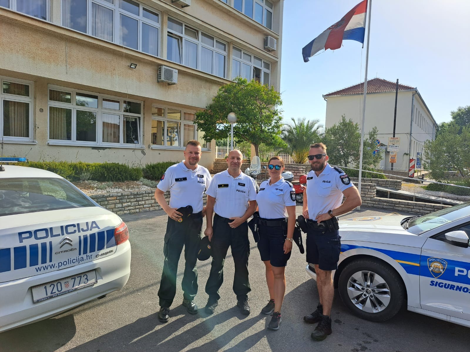 Slovenskí policajti pomohli v Chorvátsku stovkám turistov.