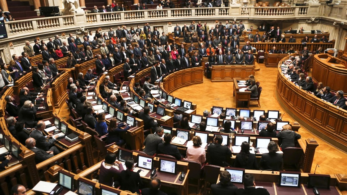 Portugalski parlament uchwalił we wtorek projekt oszczędnościowego budżetu na 2014 rok. Jego zatwierdzenie poprzedziły liczne protesty w całym kraju. Przed parlamentem kilka tysięcy osób domagało się dymisji centroprawicowego rządu Pedra Passosa Coelho.