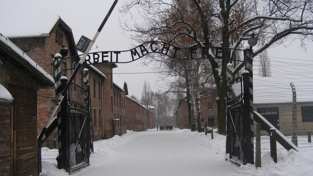 Policja w Oświęcimiu zatrzymała dwójkę tureckich studentów, którzy pod bramą główną obozu z napisem "Arbeit macht frei" robili sobie zdjęcia w pozie hitlerowskiego pozdrowienia.