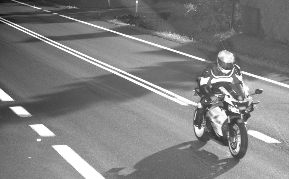 Motocyklista zaskoczony mandatem z fotoradru