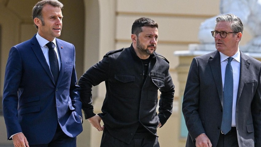 Evropski saveznici Ukrajine, poput francuskog predsednika Emanuela Makrona (levo) i britanskog premijera Kira Starmera (desno), na slici sa Zelenskim, poručili su da Ukrajina mora da učestvuje u mirovnim pregovorima | Foto: EPA