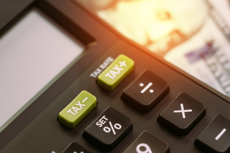 <strong> Wielka obniżka CIT dla niewielu podatników </strong>
<br>Ogłoszona przez Mateusza Morawieckiego obniżka stawki CIT z 15 do 9 proc. pomoże niewielu podatnikom. Statystyka pokazuje, że z obniżki skorzysta tylko kilka procent mikrofirm. Z danych Ministerstwa Finansów wynika wprawdzie, że mikrofirmy o obrotach rocznych do 1,2 mln euro i płacące CIT to grupa licząca w 2014 r. ponad 390 tys. podmiotów. Jednak jeśli weźmiemy pod lupę cały sektor małych i średnich przedsiębiorstw, widać wyraźnie, że przeszło 90 proc. działalności gospodarczych rozlicza się z fiskusem za pośrednictwem 19-proc. liniowego PIT. Dla nich obniżki obciążeń podatkowych nie przewidziano. <br>