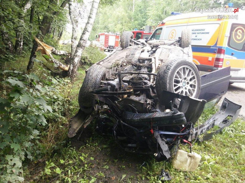 Auto skończyło na dachu