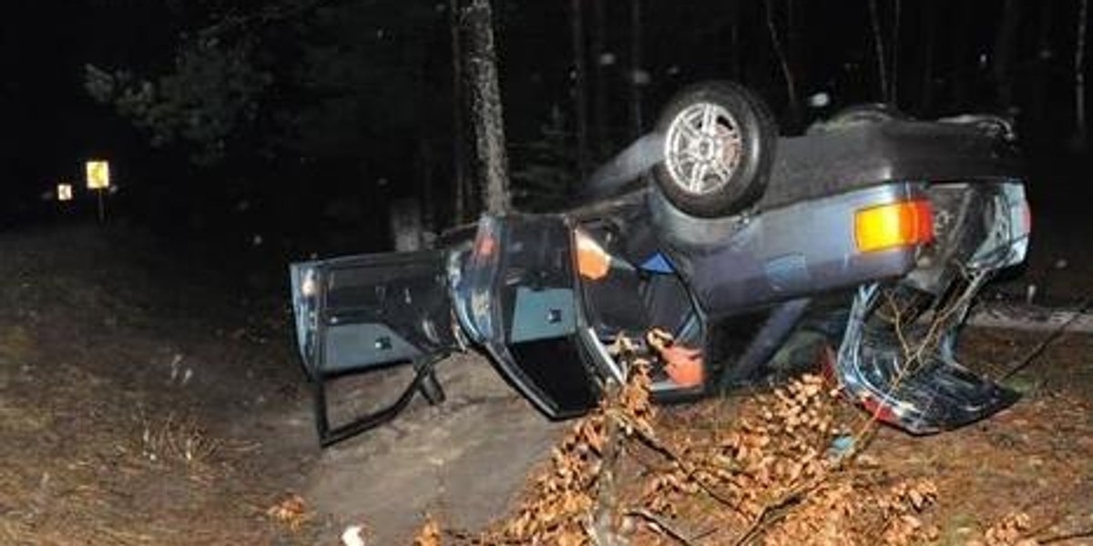 Auto roztrzaskało się o drzewo. Za kierownicą pijana 27-latka