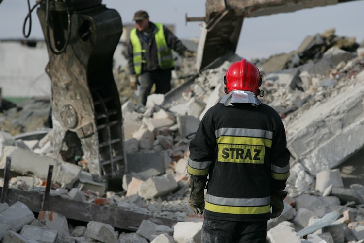 Akcja straży pożarnej na miejscu katastrofy budowlanej
