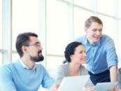 <strong>Rozwijaj swoje umiejętności</strong>
<br><br>
To kolejny sposób na budowanie własnej wiarygodności i pozycji. Mówiliśmy już jak istotna obecnie jest specjalizacja. Doskonalić możemy się poprzez wprowadzanie rozwiązań rekomendowanych przez naszych mentorów z branży, uczestniczenie w specjalnych projektach albo przez profesjonalne kursy i szkolenia umiejętności. Ciągłe zdobywanie wiedzy to nieodłączny element rozwoju. Dotyczy on nie tylko pracowników, którzy dopiero rozpoczynają swoją karierę. Rynek zmienia się nieustannie, pojawiają się nowe rozwiązania, nowe technologie usprawniające pracę. Ważne, aby nie spoczywać na laurach i być o krok przed innymi