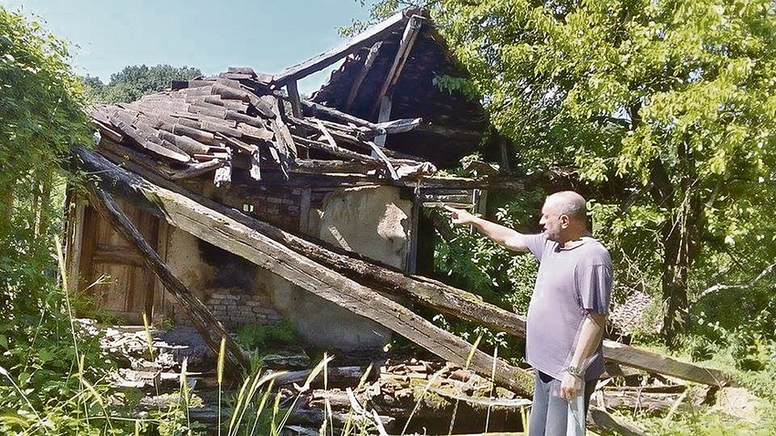 Mića Ficulović pored srušene pivnice