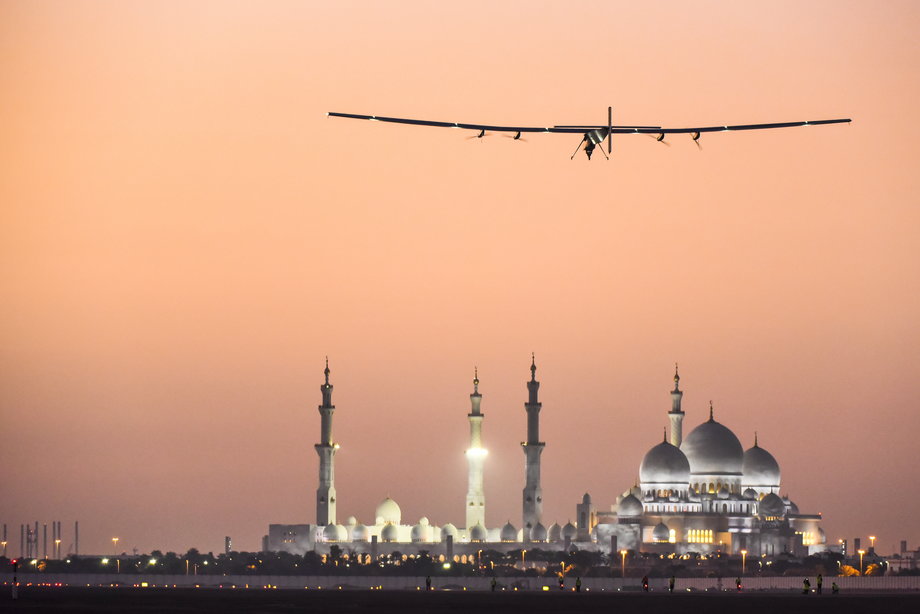 Solar Impulse 2 przelatuje nad Wielkim Meczetem Szejka Zayeda w ramach przygotowań do wyścigu dookoła świata. 2 marca 2015 r. Zjednoczone Emiraty Arabskie ©Solar Impulse/ Stefatou/ Rezo.ch