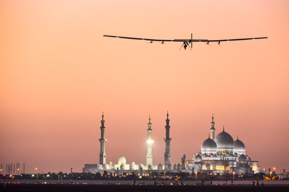 Solar Impulse 2 przelatuje nad Wielkim Meczetem Szejka Zayeda w ramach przygotowań do wyścigu dookoła świata. 2 marca 2015 r. Zjednoczone Emiraty Arabskie ©Solar Impulse/ Stefatou/ Rezo.ch