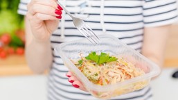 sałatka z jajkiem, szparagami i sosem miodowo-musztardowym na wielkano