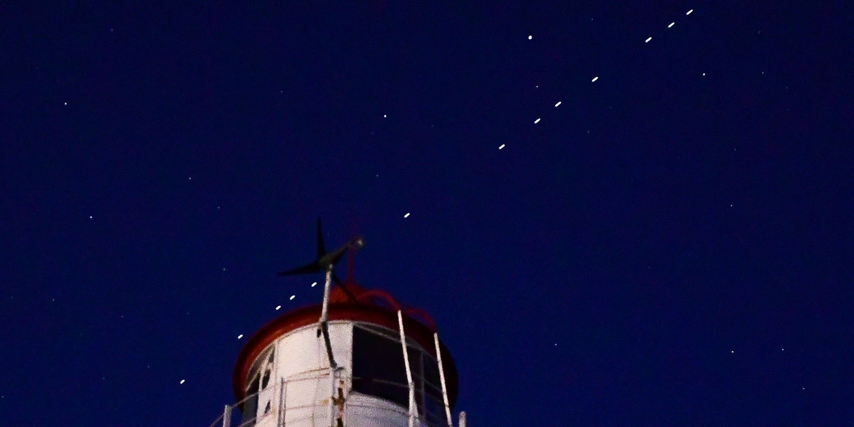 60 satelitów komunikacyjnych Starlink widocznych na nocnym niebie nad Władywostokiem, kwiecień 2020.