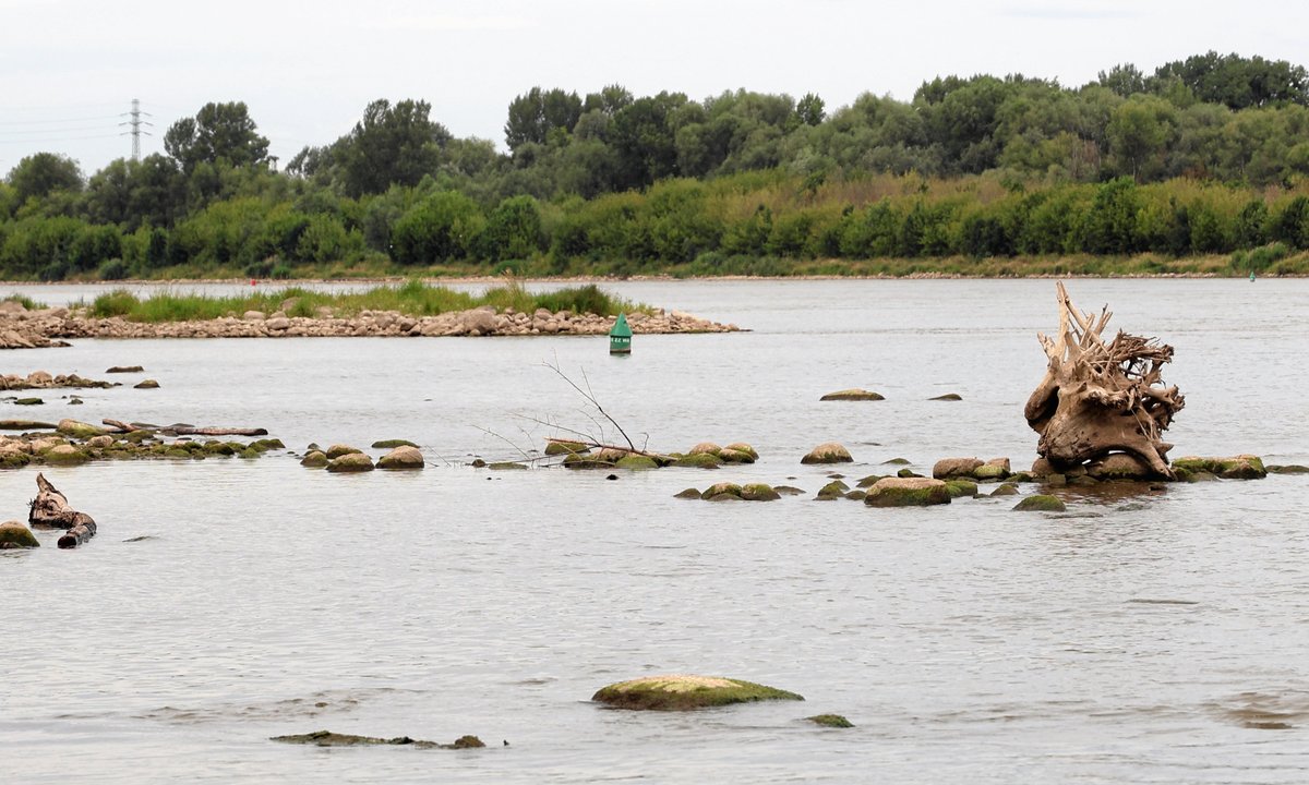 Rekordowo niski poziom wody w Wiśle. Wędkarz znalazł średniowieczny miecz