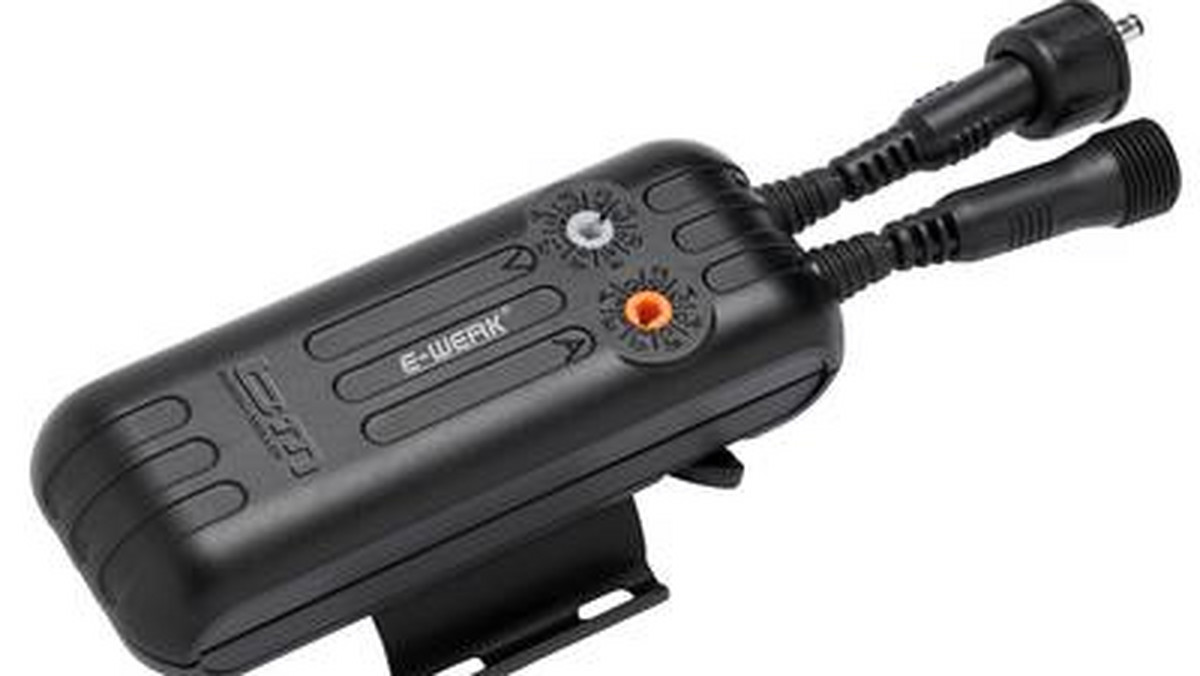 Adapter Busch+Muller E-Werk służy do zasilania urządzeń elektronicznych, takich jak odbiornik GPS, telefon komórkowy czy odtwarzacz MP3, energią dostarczaną z piasty z prądnicą.