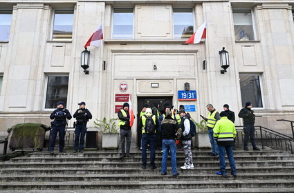 Rolnicy okupują budynek ministerstwa, domagają się spotkania z premierem