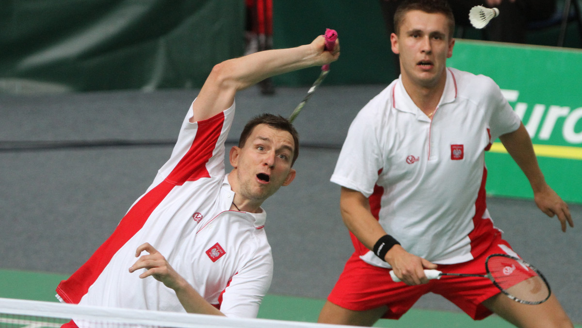 Polski debel Krzysztof Cwalina i Michał Łogosz awansował do 1/8 finału indywidualnych mistrzostw Europy w badmintonie, które odbywają się w Manchesterze.