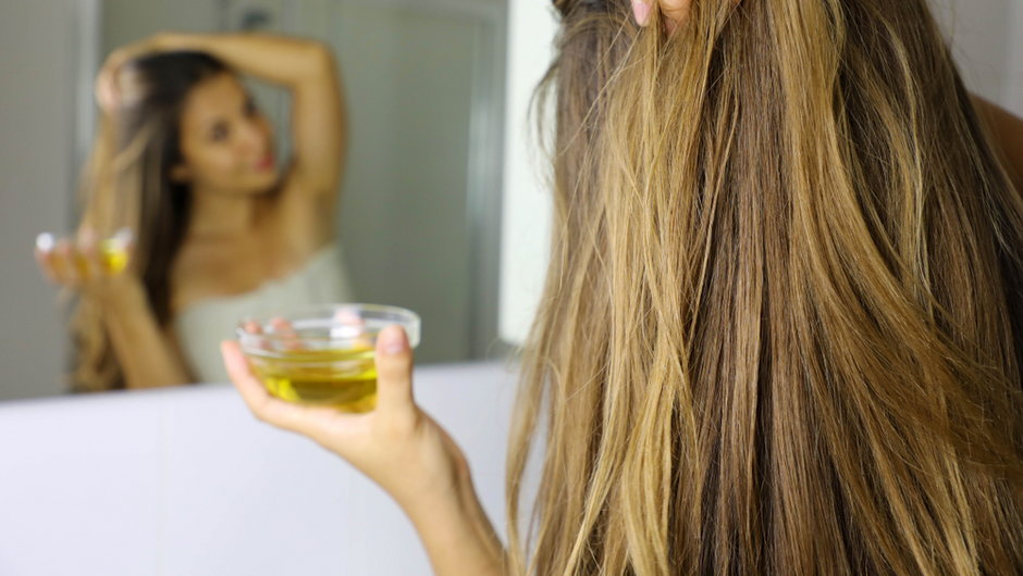 Oliwa z oliwek na włosy. Jak ją stosować?