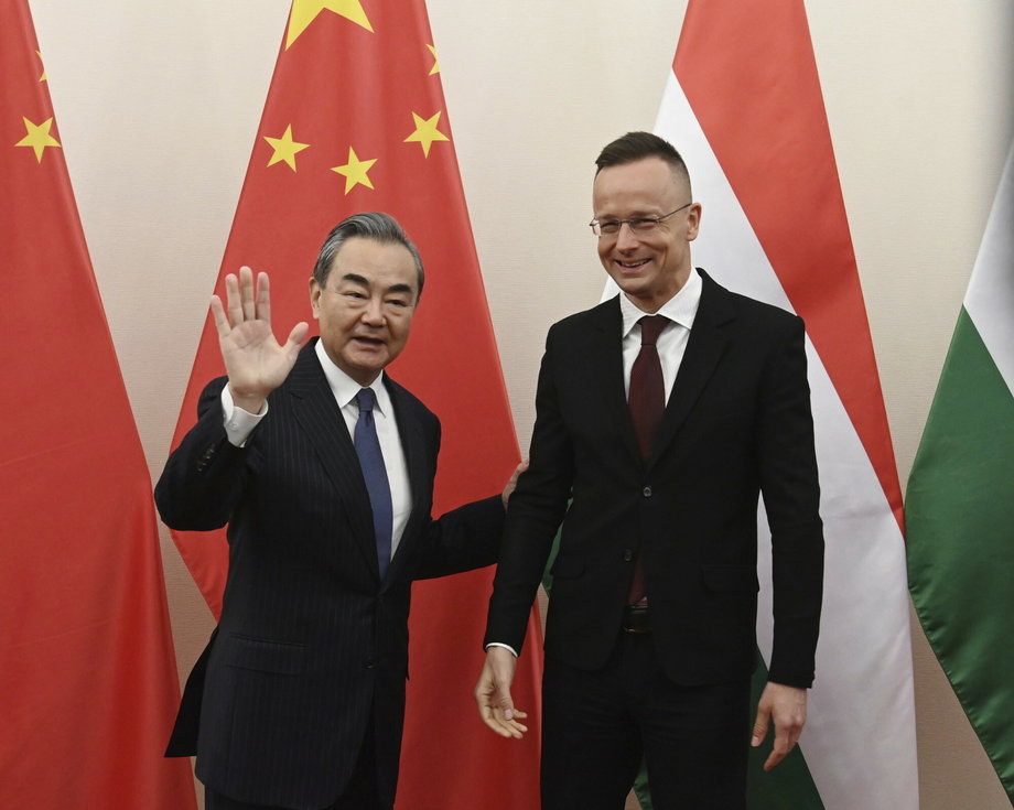 Węgierski minister spraw zagranicznych i handlu Peter Szijjarto wita ministra spraw zagranicznych Chin Wang Yi na spotkaniu w Budapeszcie, 20 lutego 2023 r.