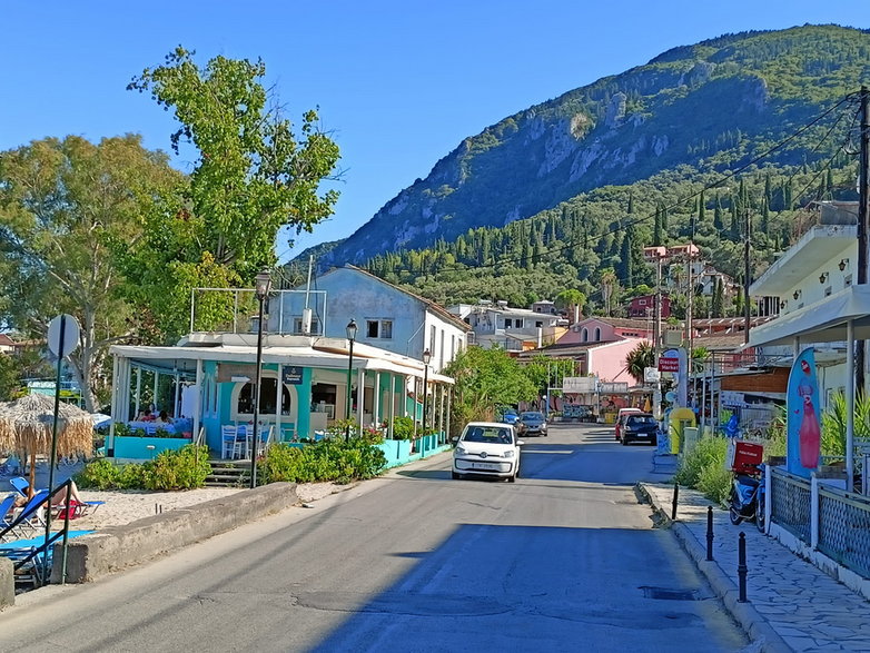 Benitses - główna droga wiodąca przez centrum miejscowości