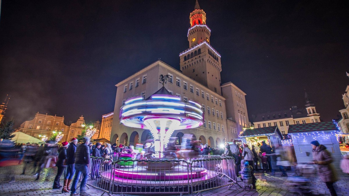 9 grudnia zostanie otwarty Jarmark Bożonarodzeniowy na opolskim Rynku. Świątecznej inauguracji będą towarzyszyły liczne atrakcje dla mieszkańców. W centrum miasta pojawi się m.in. zagroda reniferów św. Mikołaja. W programie są także warsztaty wypieku chlebów oraz świąteczny koncert.