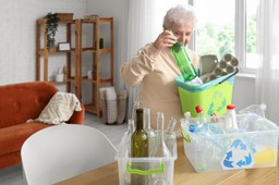 niższe opłaty za śmieci dla seniorów w 2026. kto może być zwolniony z opłat za śmieci? ulgi w opłatach za śmieci dla emerytów po 65 roku życia