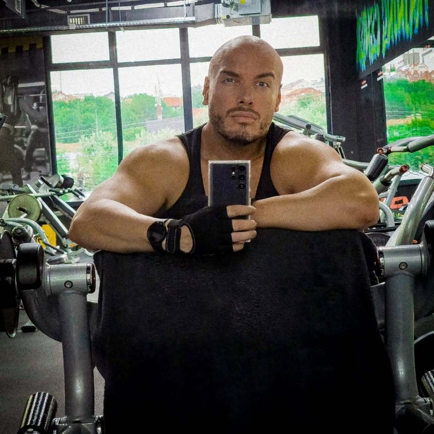 Pevač opleo po estradi: "Peglaju se sa pola države, a glume moral"