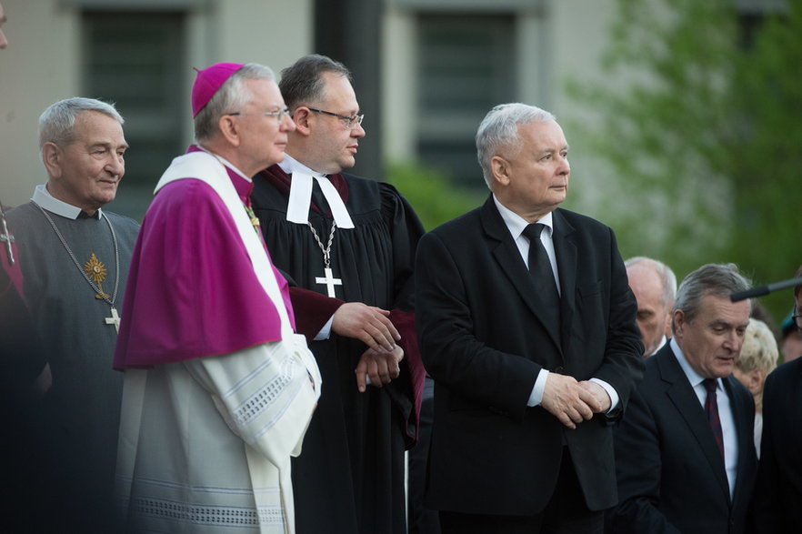 Abp Marek Jędraszewski (drugi od lewej) i prezes PiS Jarosław Kaczyński (drugi od prawej) podczas uroczystości odsłonięcia pomnika ofiar katastrofy smoleńskiej w Łodzi (19.05.2017)