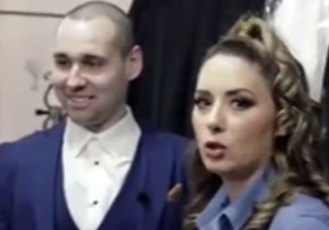 Milica Kon zakopčava takmičaru šlic