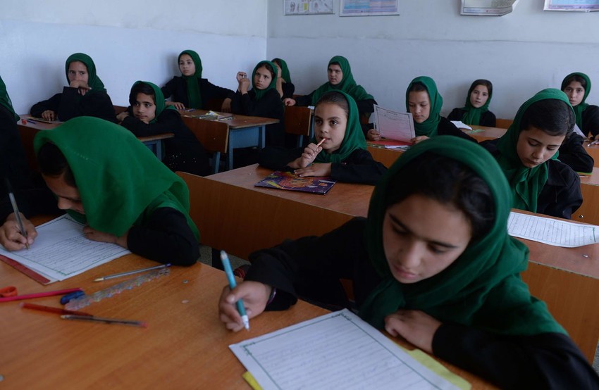 Obrazovni centar Zabuli: Jedan od 10 najherojskijih poduhvata 2012. Ovu školu, koja uliva nadu, osnovala je Razija Džan. Ustanova se izdržava sredstvima privatnih investitora i nudi besplatno obrazovanje natprosečnog kvaliteta - već od 4. godine devojčice uče engleski, imaju kompjutere i pristup internetu - ali istovremeno uče i da se bore za sebe i svoju budućnost.   - Ovde imamo 400 devojčica. Učimo ih da umeju da se založe za sebe, tako da ako im se u životu dešava nešto strašno što ne žele, imaju snage da kažu ne, ne i ne - kaže gospođa Džan.