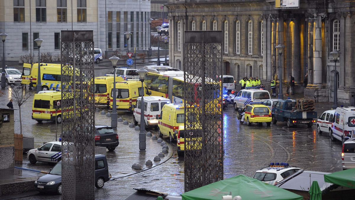 Rośnie liczba ofiar zamachu w Liege w Belgii. Wczoraj wieczorem zmarła czwarta osoba - 17-miesięczne dziecko. Wcześniej informowano o trzech ofiarach śmiertelnych. Życie odebrał sobie też człowiek, który dokonał zamachu. Kolejne 123 zostały ranne - poinformowała policja. Mężczyzna rzucił granaty, a następnie zaczął strzelać do ludzi na największym placu miasta.