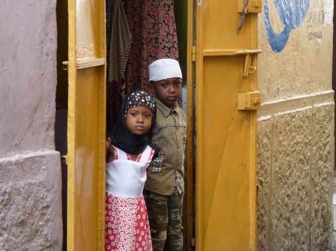 Dzieci ze starej medyny w Mombasie są ciekawe białych ludzi.