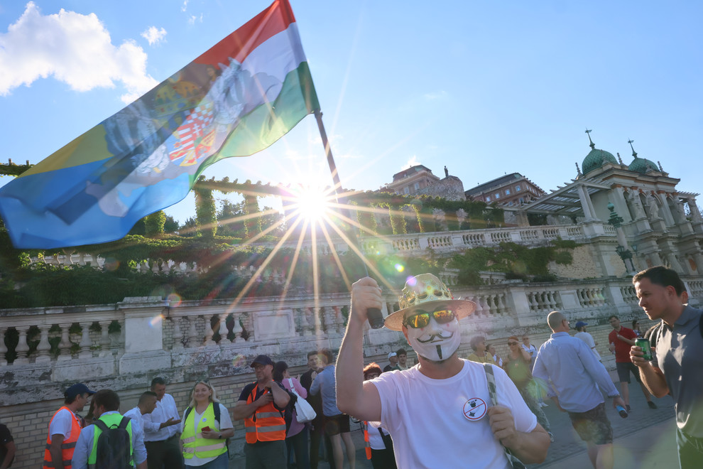 Hatalmas A Rendőri Készültség A Várkert Bazárnál A Köztévé Vitája Előtt