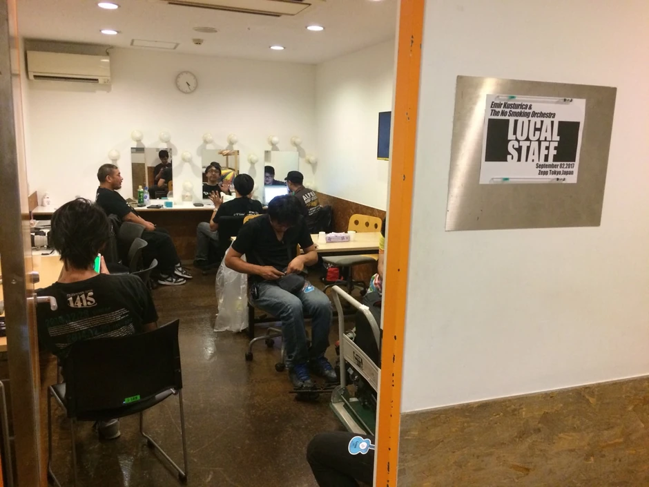 Članovi benda "JapaLkan" u bekstejdžu na koncertu "No Smoking Orchestra"