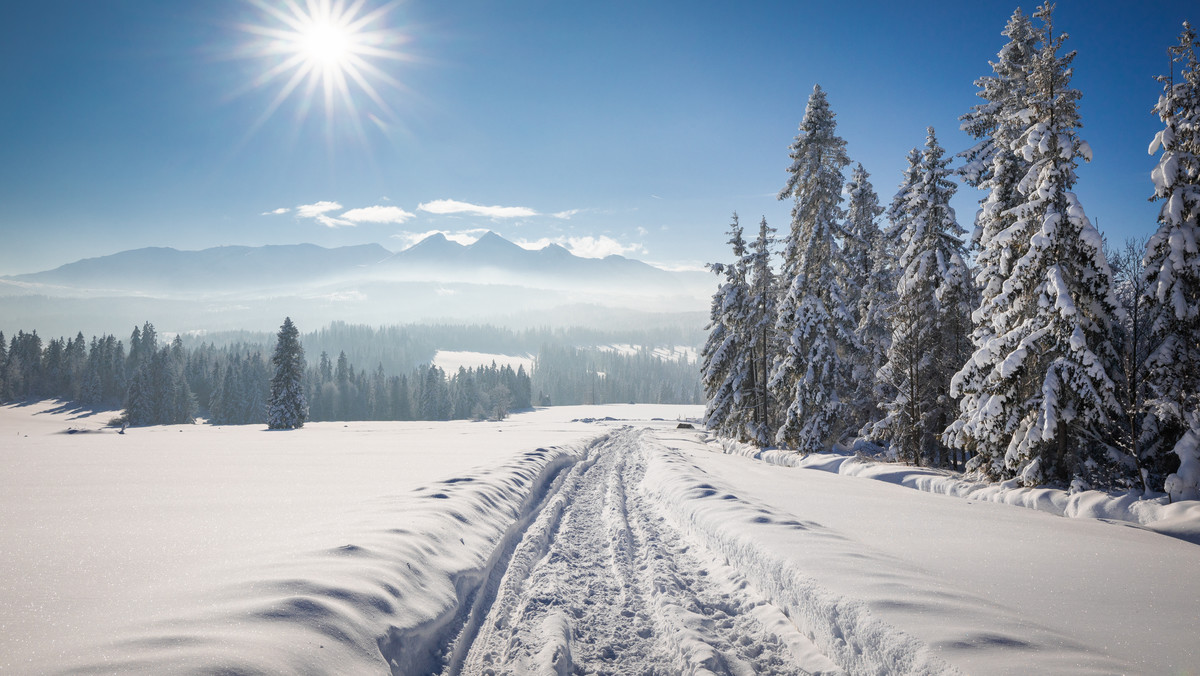 <strong>W Tatrach gwałtownie przybywa śniegu. W piątek rano na Kasprowym Wierchu było już 72 cm śniegu i cały czas go przybywa. W Dolinie Pięciu Stawów odnotowano jeden metr śniegu, a na Hali Gąsienicowej 62 cm.</strong>