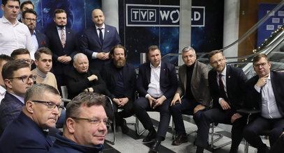 Zorganizowana akcja posłów PiS w TVP. Nocują, ale się boją