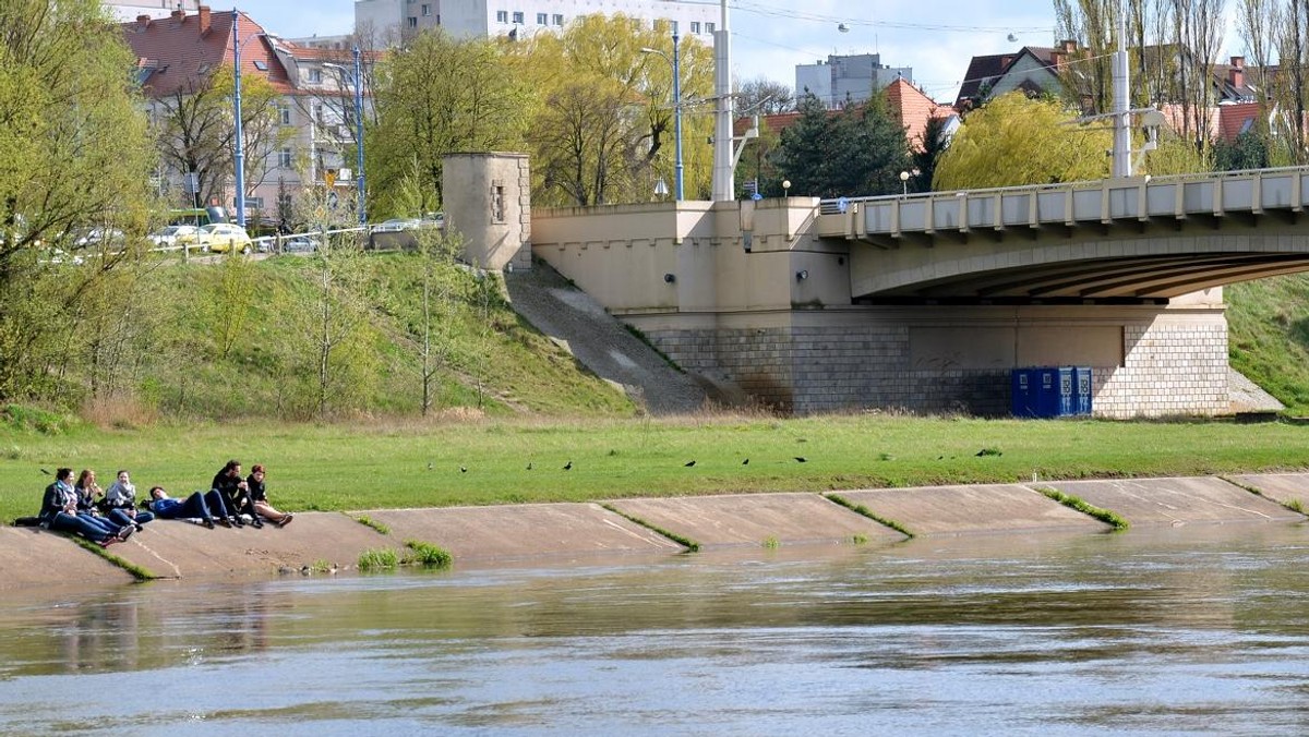 Michał Boruczkowski przygotował projekt uchwały, wprowadzającej zakaz spożywania alkoholi powyżej 18 procent na terenach nadwarciańskich. Jak przekonywał, to pomogłoby w utrzymaniu porządku nad Wartą, gdzie z roku na rok wypoczywa coraz więcej osób. Innego zdania są poznańscy radni, w tym również z klubu Prawa i Sprawiedliwości. Wczoraj propozycja Boruczkowskiego została przez nich odrzucona.