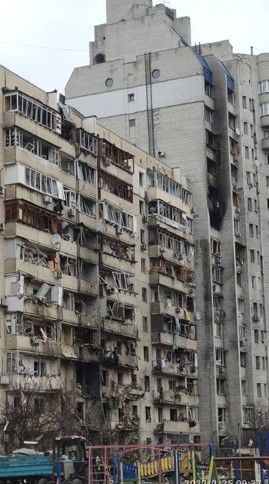Budynek mieszkalny w Kijowie po ostrzale Rosjan