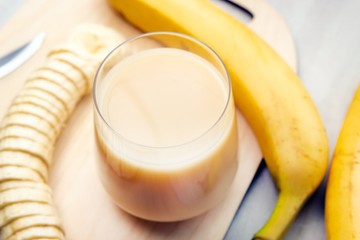 A banán inulinban gazdag prebiotikumként táplálja a hasznos bélbaktériumokat és csökkenti az IBS tüneteit.