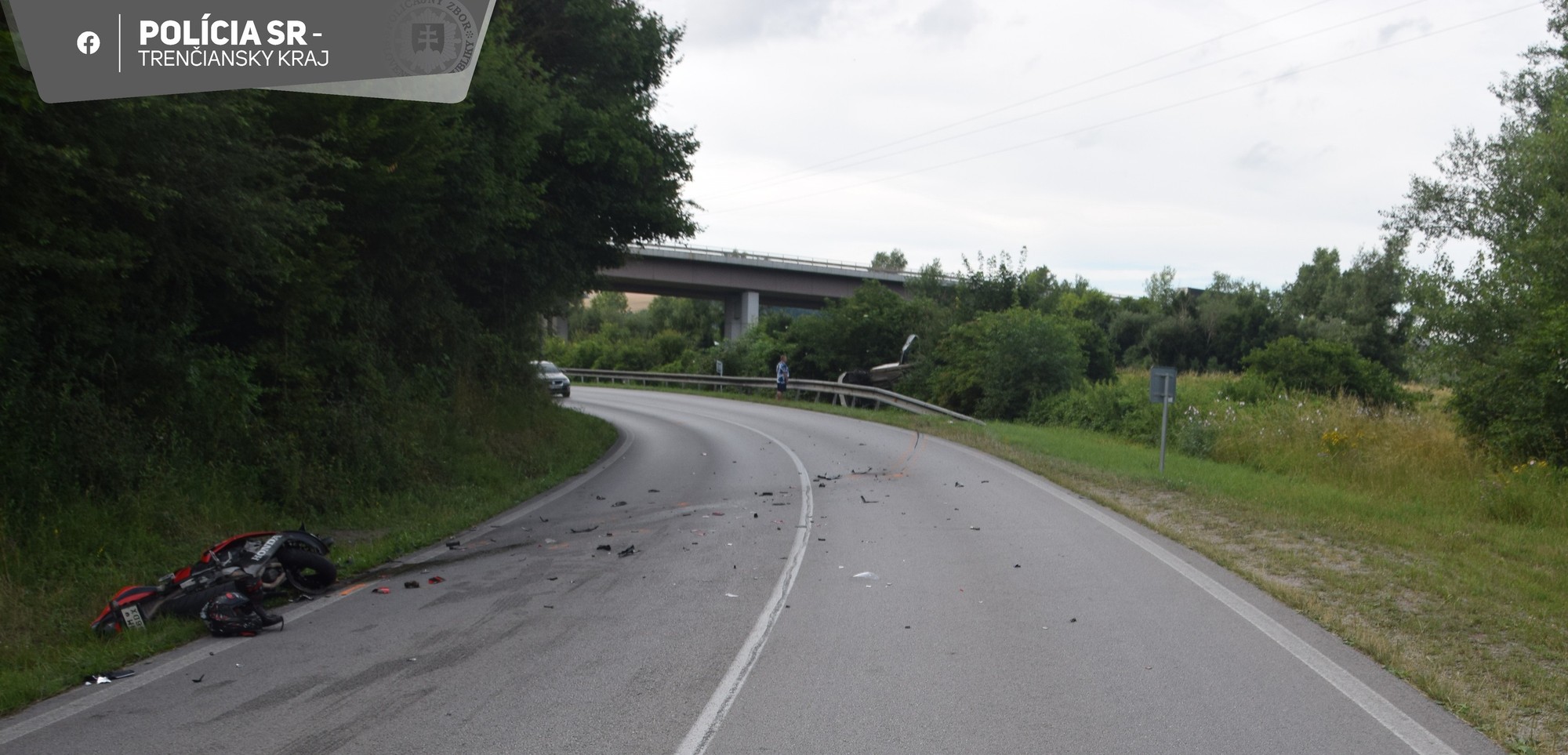 Po zrážke automobilu s motorkou sa zranil motocyklista.