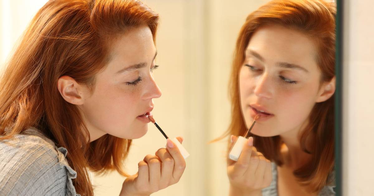 Nowy trend w makijażu podbija świat. Akwarelowe usta w stylu Hailey Bieber