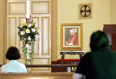 SINGAPORE-VATICAN-POPE-PRAY