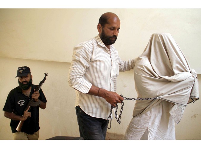 Pakistańscy funkcjonariusze eskortują podejrzanego o terroryzm Ismaila Mehsuda do sądu w Karaczi 22 marca 2010