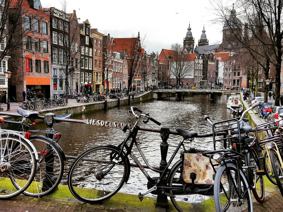 Amsterdam - stolica Holandii. Położony jest częściowo poniżej poziomu morza, jest największym miastem Holandii i drugim co do wielkości portem Holandii (po Rotterdamie).