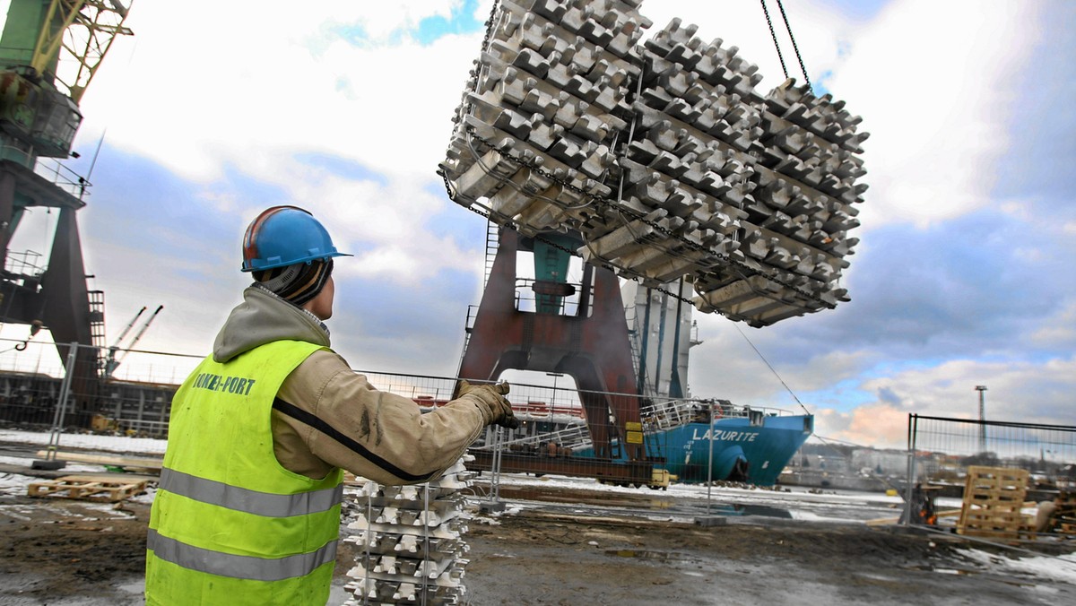 Materiały metalowe, w tym złom ze stali, żelazo i stopy żelaza można już przeładowywać w szczecińskim porcie. Powstał w nim specjalny terminal do obrotu metalami - poinformowały służby prasowe Zarządu Morskich Portów Szczecin i Świnoujście (ZMPSiŚ).